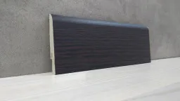 ПЛИНТУС ИЗ МДФ LUCCIANO С ЭФФЕКТОМ ПОР ДЕРЕВА 70X16X2400 (154)